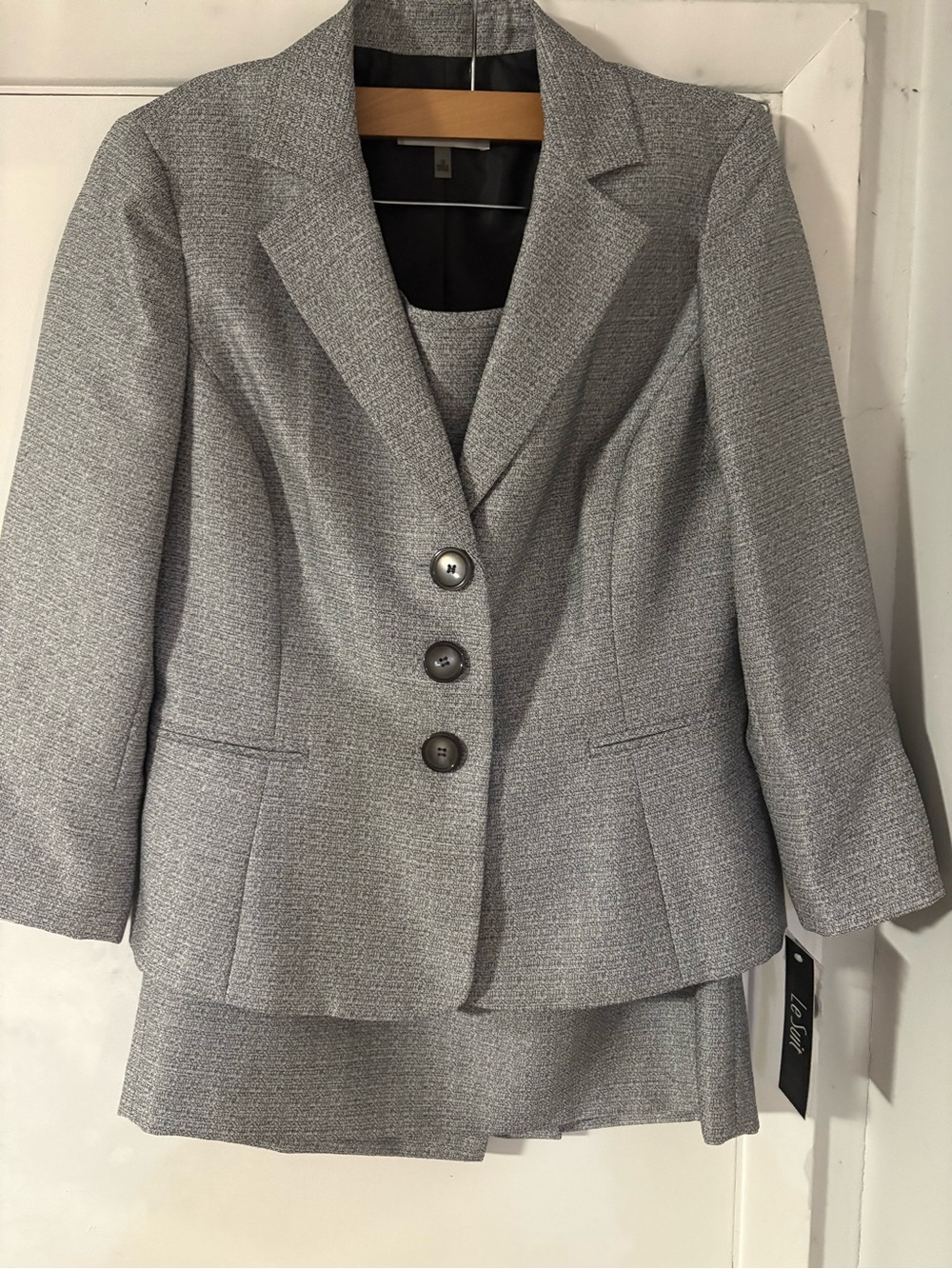 Le Suit Classic Women's Gray Tailored Suit Set- Blazer and Skirt. Size 10.